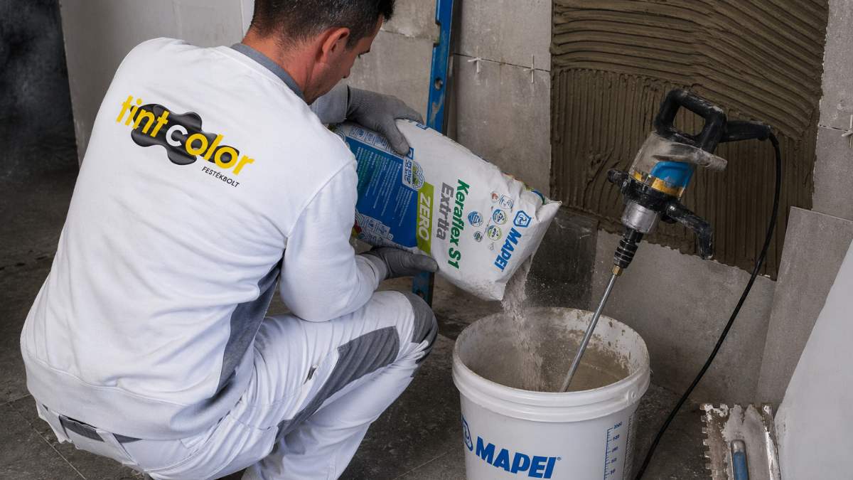 Mapei Keraflex Extra S1 ragasztó keverése vödörben szakember által Budapest XVI kerület Tint Color festékbolt